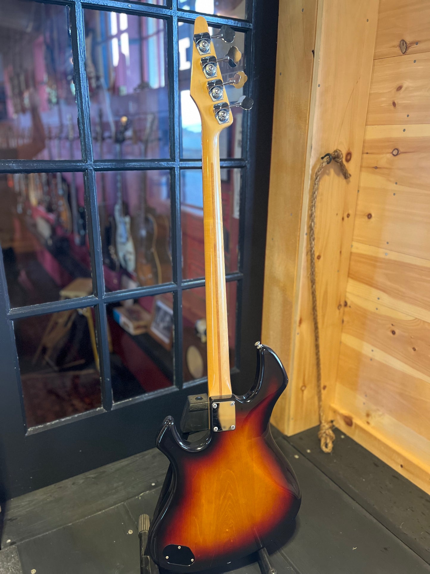 Fender Performer Bass Sunburst